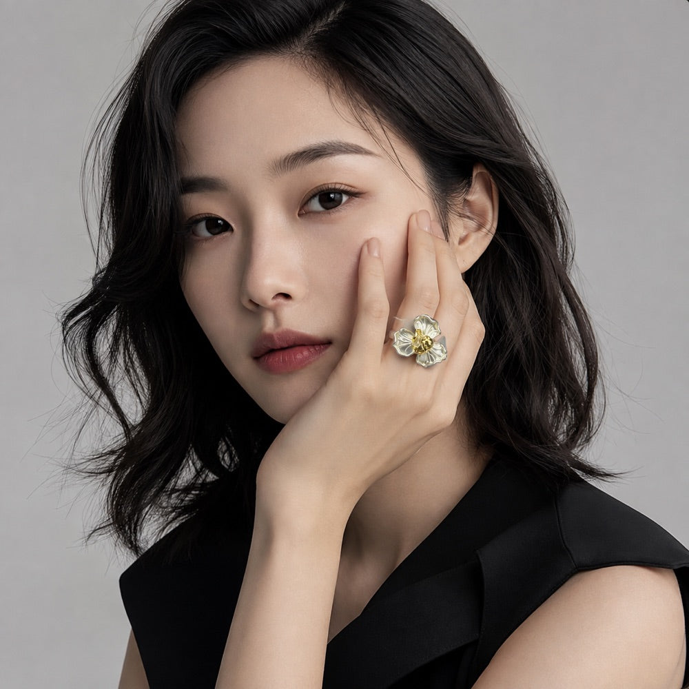 银瓣金蕊花朵戒指 / Silver Petal & Gold Core Flower Ring · 佩戴图 Model 3