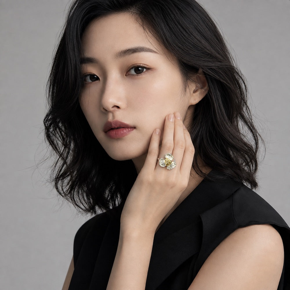 银瓣金蕊花朵戒指 / Silver Petal & Gold Core Flower Ring · 佩戴图 Model 4