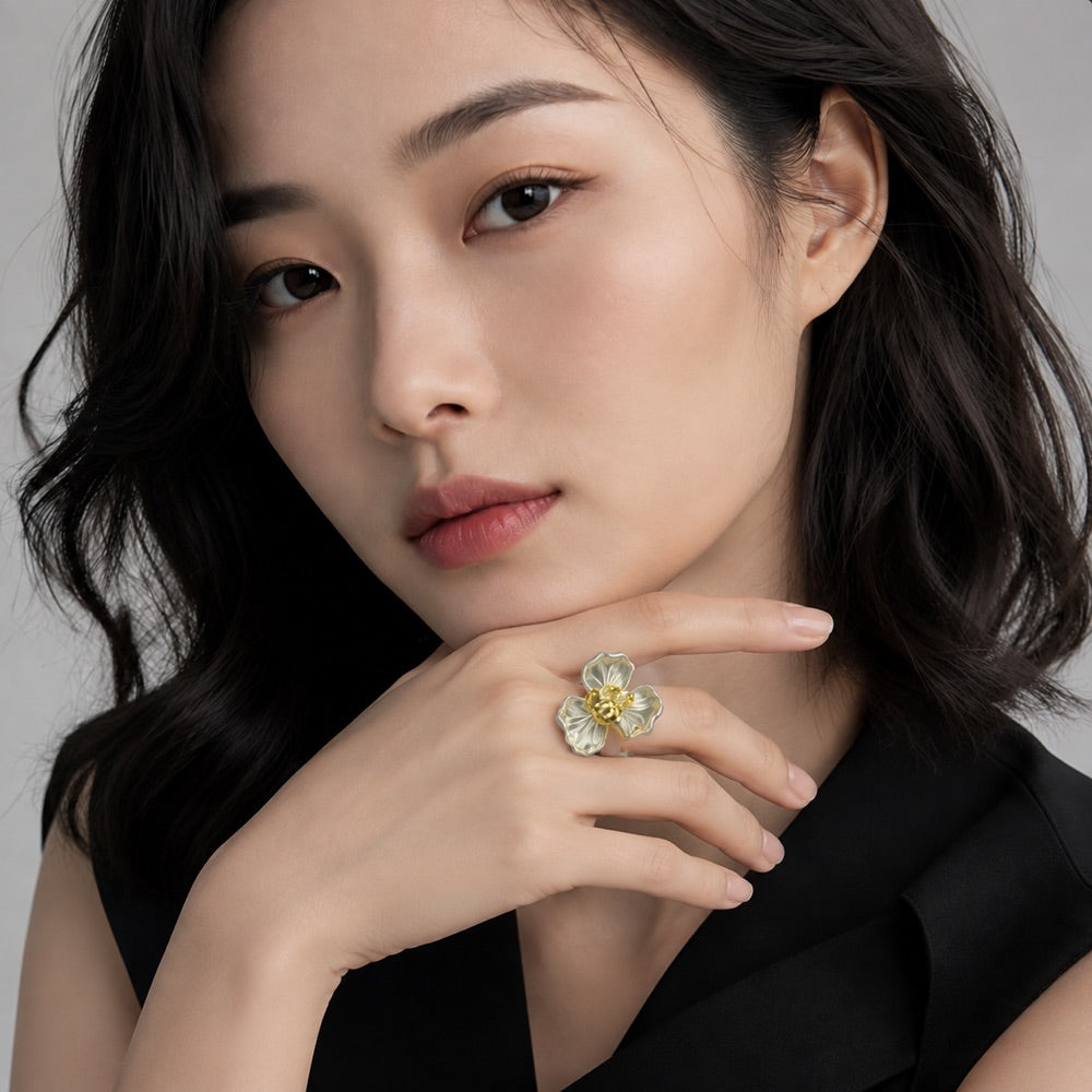 银瓣金蕊花朵戒指 / Silver Petal & Gold Core Flower Ring · 佩戴图 Model 5